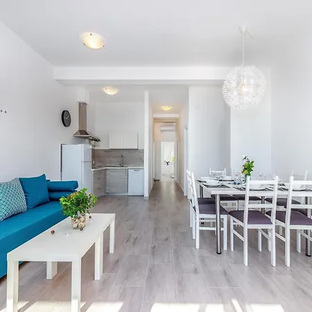 Villa In Croatia By The Seafront *